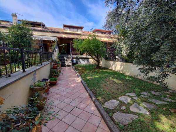 casa indipendente in vendita a Ciampino in zona Acqua Sotterra