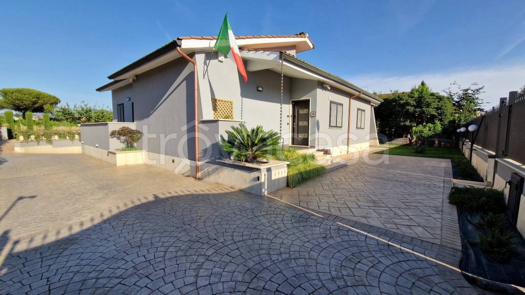 casa indipendente in vendita a Ciampino in zona Acqua Sotterra