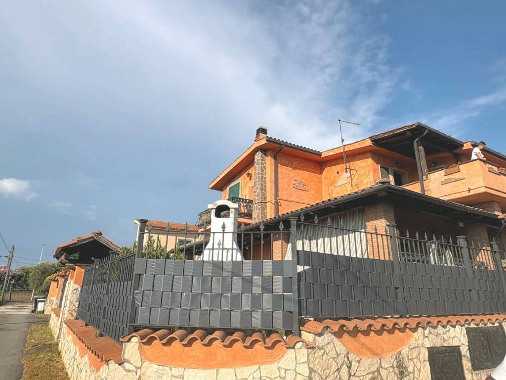 appartamento in vendita a Ciampino in zona Acqua Sotterra