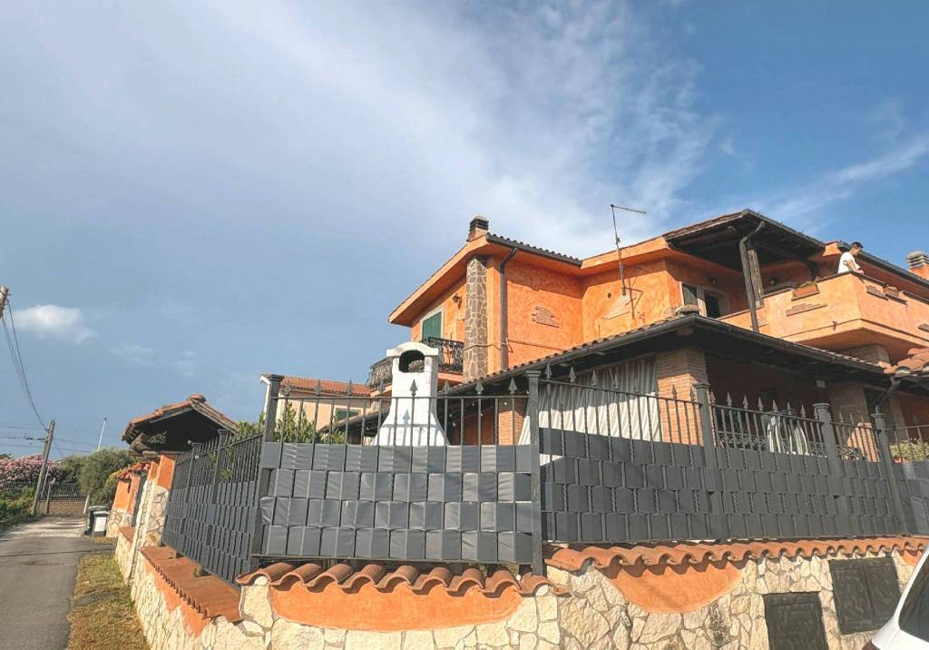 appartamento in vendita a Ciampino in zona Acqua Sotterra