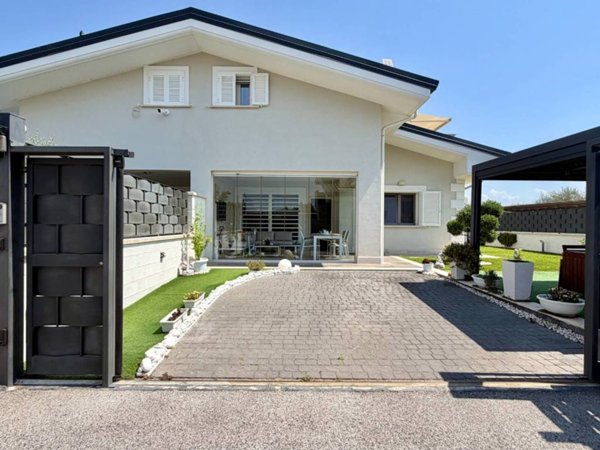 casa indipendente in vendita a Ciampino in zona Acqua Sotterra