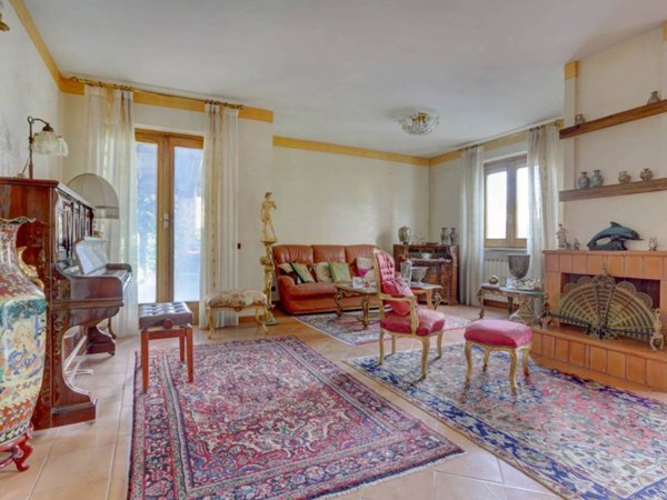 casa indipendente in vendita a Ciampino in zona Acqua Sotterra