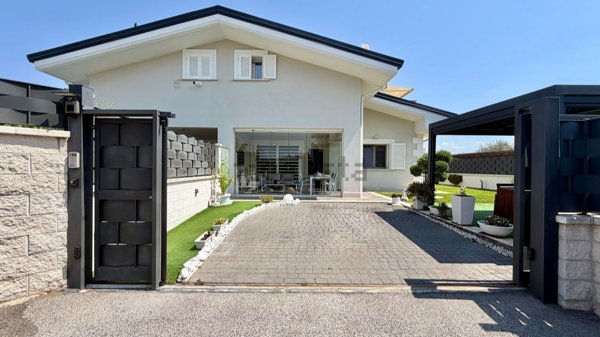 casa indipendente in vendita a Ciampino in zona Acqua Sotterra