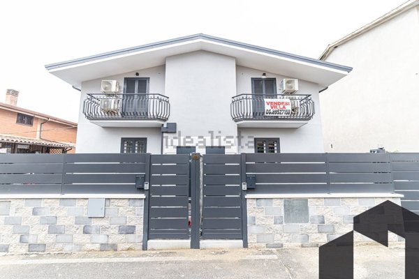 casa indipendente in vendita a Ciampino in zona Acqua Sotterra
