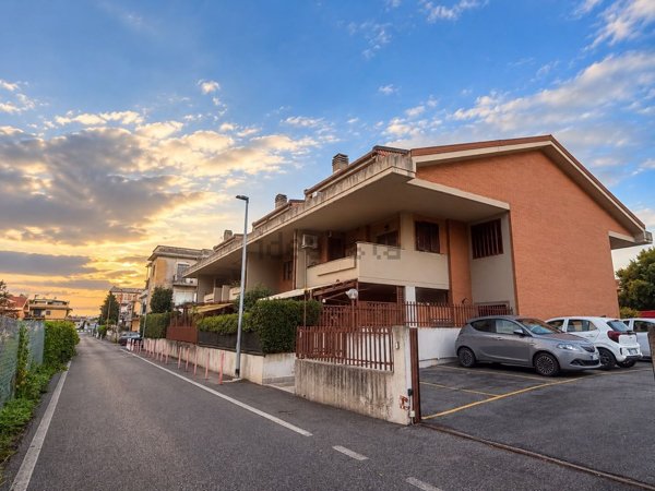appartamento in vendita a Ciampino in zona Acqua Sotterra