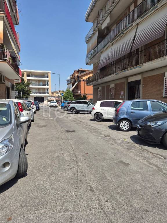 locale commerciale in vendita a Ciampino in zona Acqua Sotterra