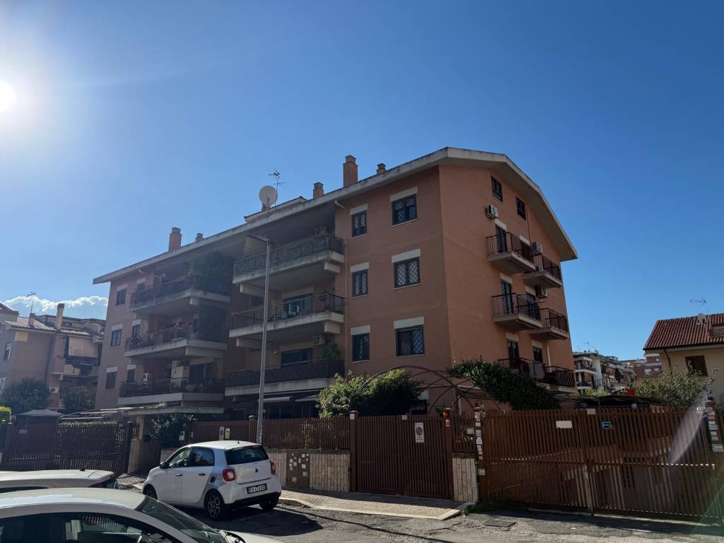 appartamento in vendita a Ciampino in zona Acqua Sotterra