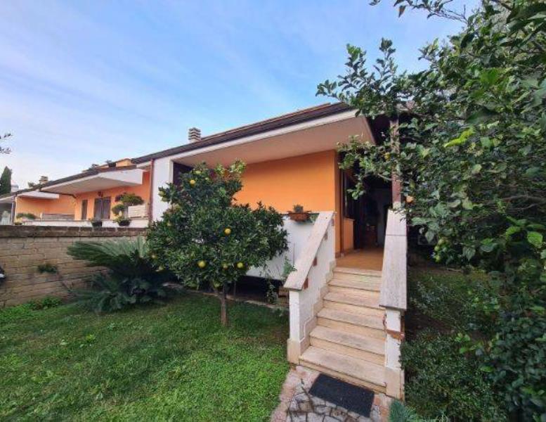 casa indipendente in vendita a Fiumicino in zona Isola Sacra