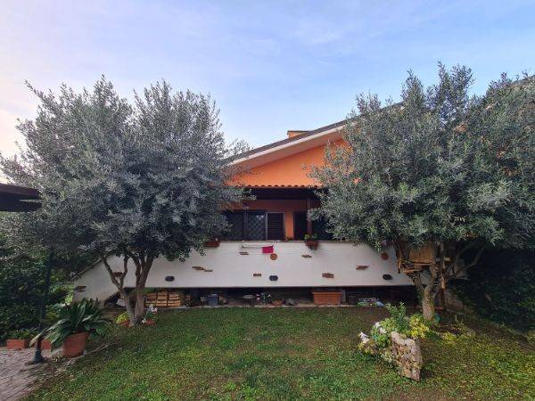 casa indipendente in vendita a Fiumicino in zona Isola Sacra