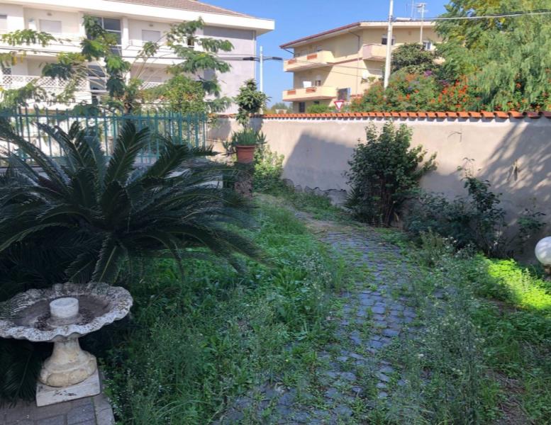 casa indipendente in vendita a Fiumicino in zona Isola Sacra