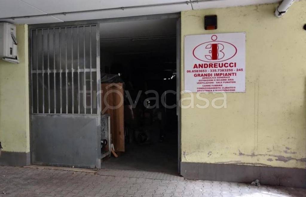 locale di sgombero in vendita a Fiumicino in zona Isola Sacra