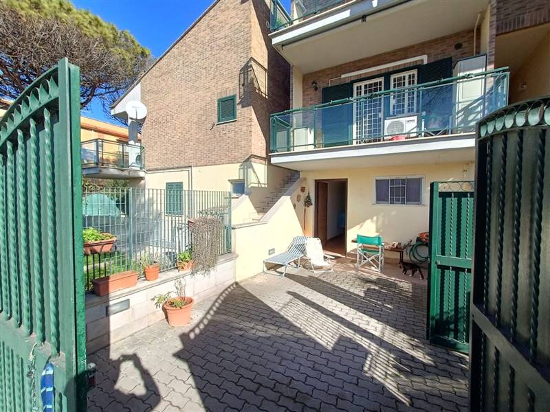 casa indipendente in vendita a Fiumicino in zona Isola Sacra