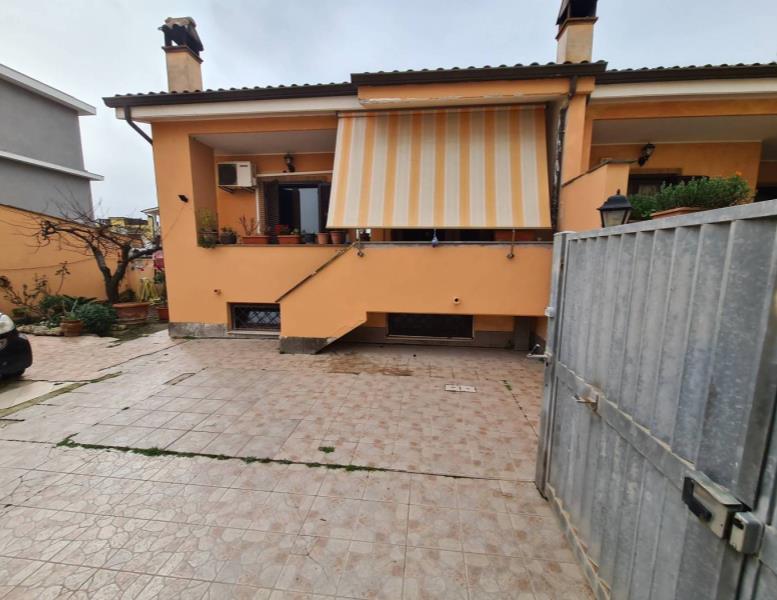 casa indipendente in vendita a Fiumicino in zona Isola Sacra