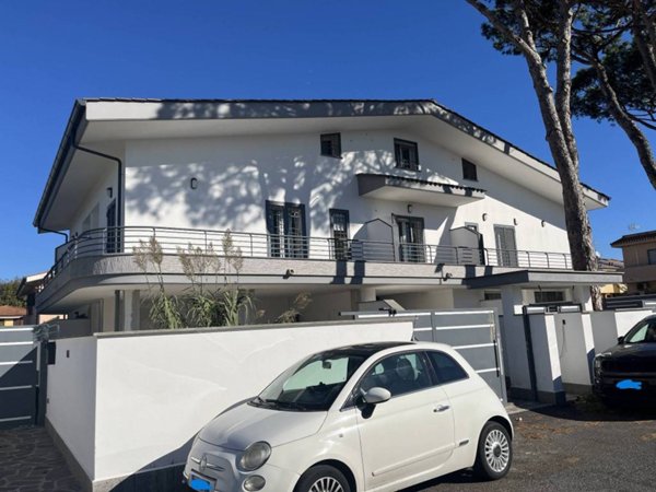 casa indipendente in vendita a Fiumicino in zona Isola Sacra