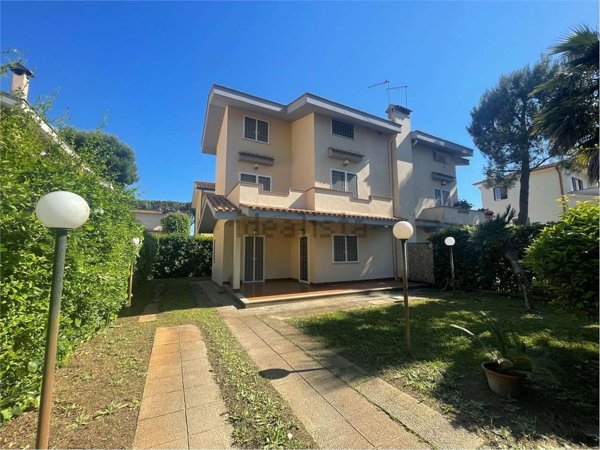 casa indipendente in vendita a Fiumicino in zona Fregene