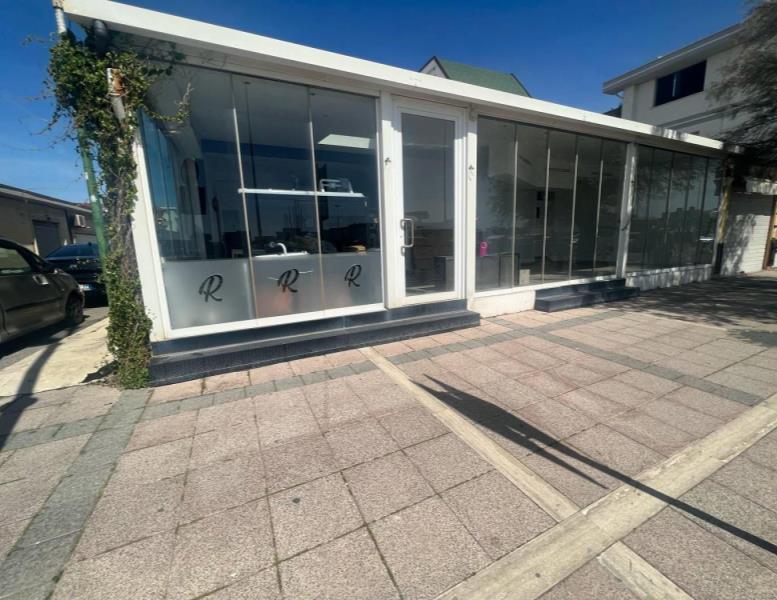 locale commerciale in vendita a Fiumicino