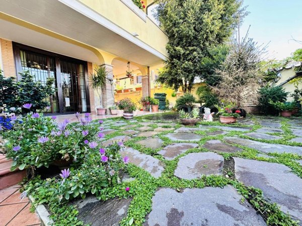 casa indipendente in vendita a Fiumicino in zona Isola Sacra
