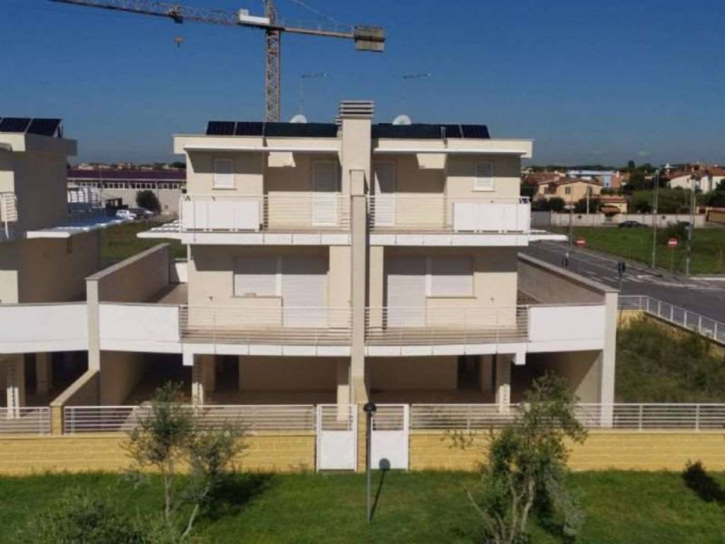 casa indipendente in vendita a Fiumicino in zona Isola Sacra