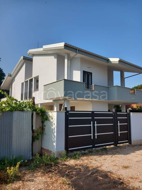 casa indipendente in vendita a Fiumicino in zona Isola Sacra