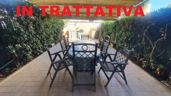 casa indipendente in vendita a Fiumicino in zona Isola Sacra
