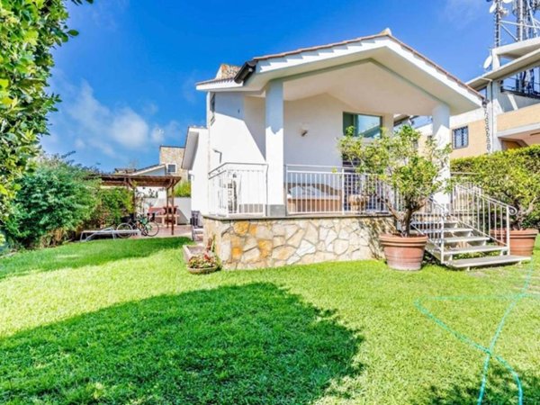 casa indipendente in vendita a Fiumicino in zona Fregene