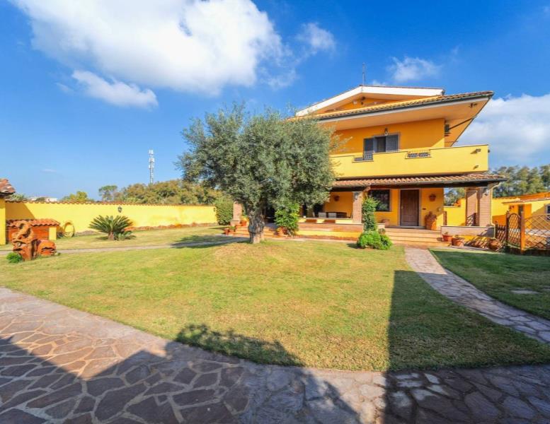 casa indipendente in vendita a Fiumicino in zona Isola Sacra