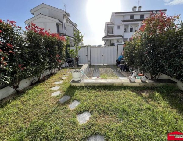 casa indipendente in vendita a Fiumicino in zona Fregene