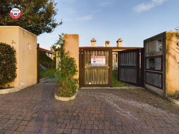 casa indipendente in vendita a Fiumicino in zona Testa di Lepre