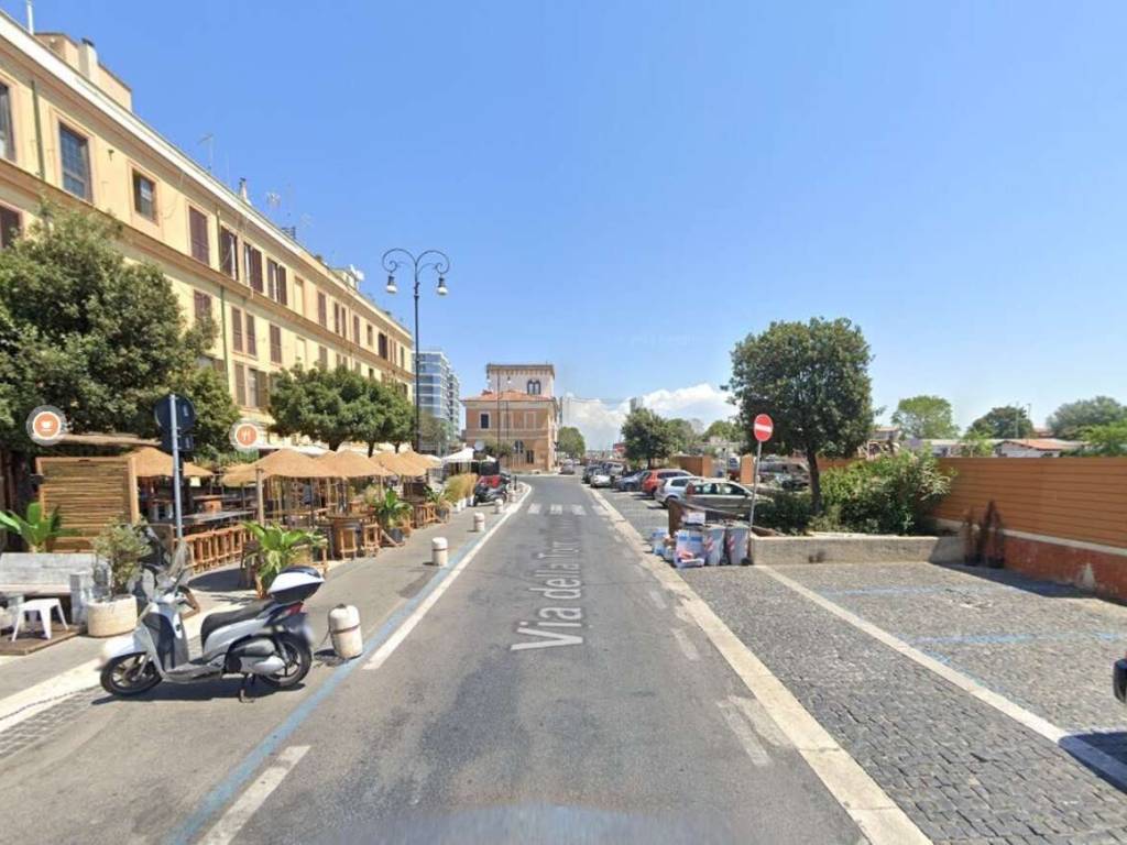 intera palazzina in vendita a Fiumicino in zona Isola Sacra