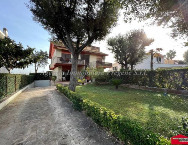 casa indipendente in vendita a Fiumicino in zona Fregene