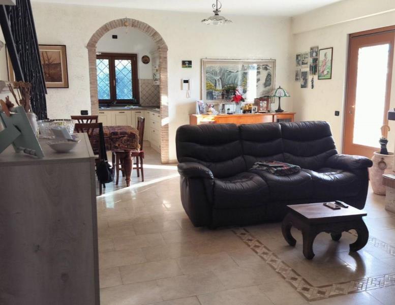 casa indipendente in vendita a Fiumicino in zona Isola Sacra