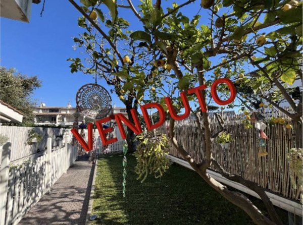 casa indipendente in vendita a Fiumicino in zona Fregene