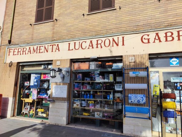 negozio in vendita a Fiumicino