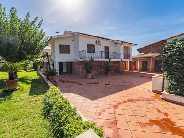 casa indipendente in vendita a Fiumicino in zona Isola Sacra