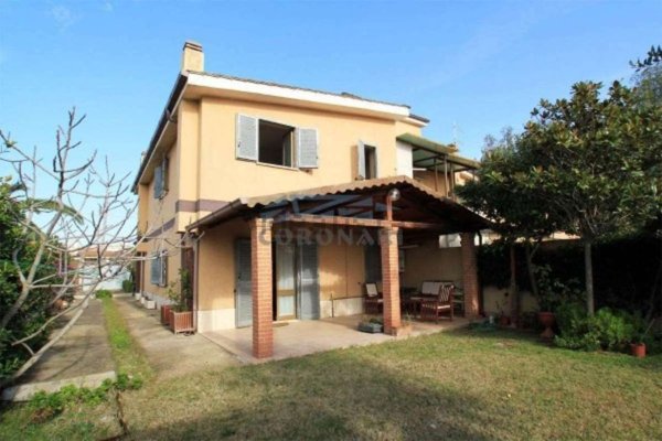 casa indipendente in vendita a Fiumicino in zona Focene