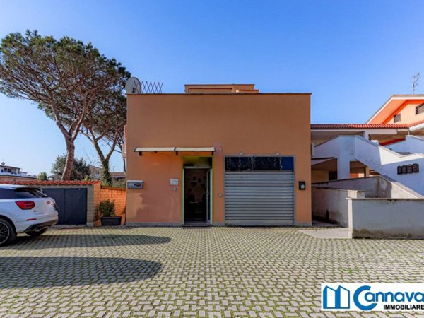 negozio in vendita a Fiumicino in zona Focene