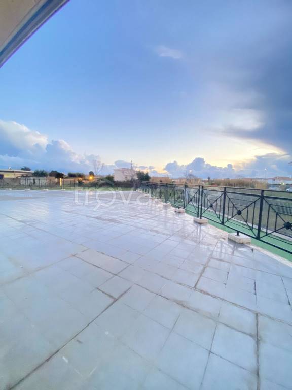 negozio in vendita a Fiumicino in zona Isola Sacra
