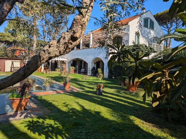 casa indipendente in vendita a Fiumicino in zona Fregene