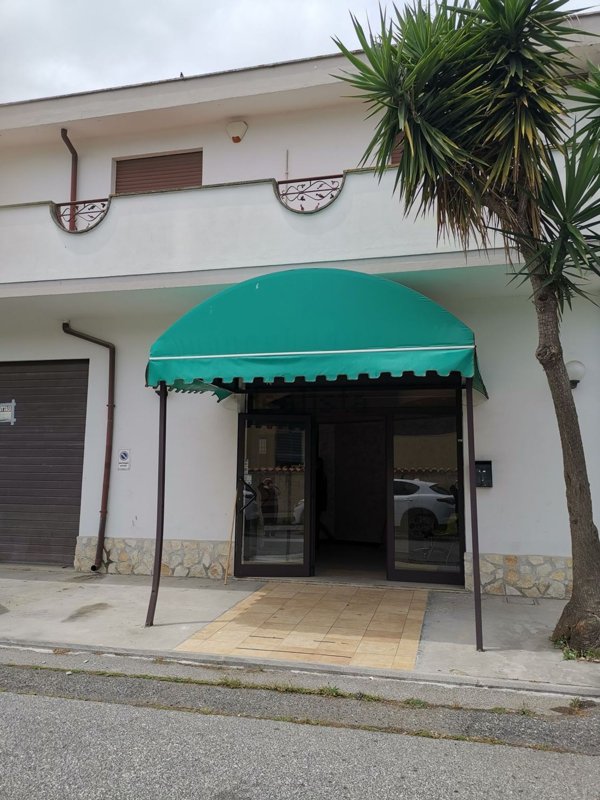 locale commerciale in vendita a Fiumicino