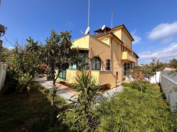 casa indipendente in vendita a Fiumicino in zona Focene