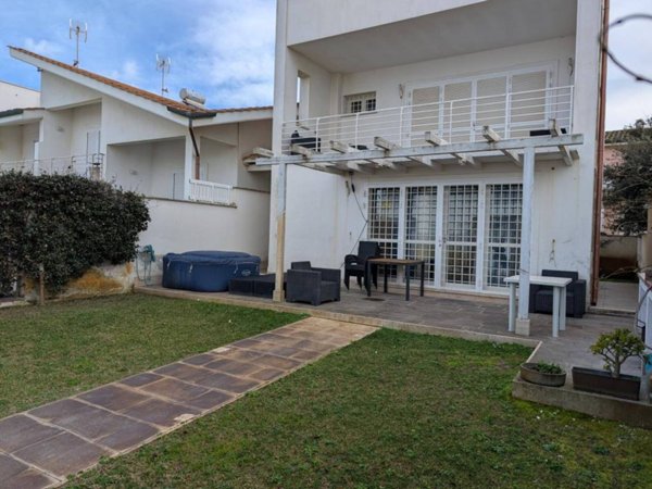 casa indipendente in vendita a Fiumicino in zona Fregene