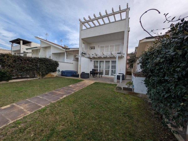 casa indipendente in vendita a Fiumicino in zona Maccarese