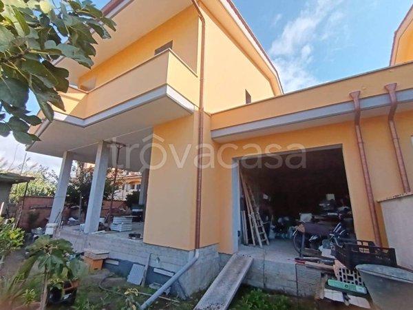 casa indipendente in vendita a Fiumicino in zona Isola Sacra