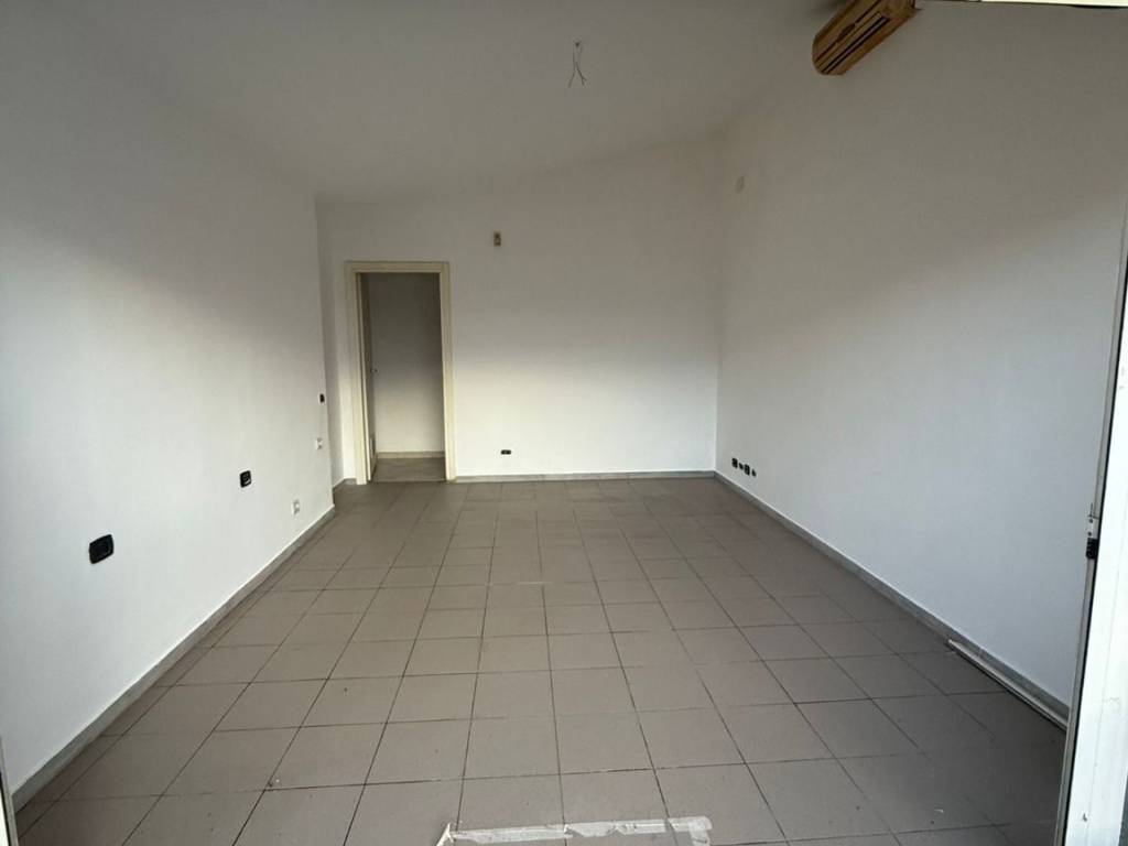 negozio in vendita a Fiumicino in zona Aranova