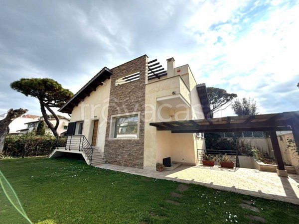 casa indipendente in vendita a Fiumicino in zona Fregene