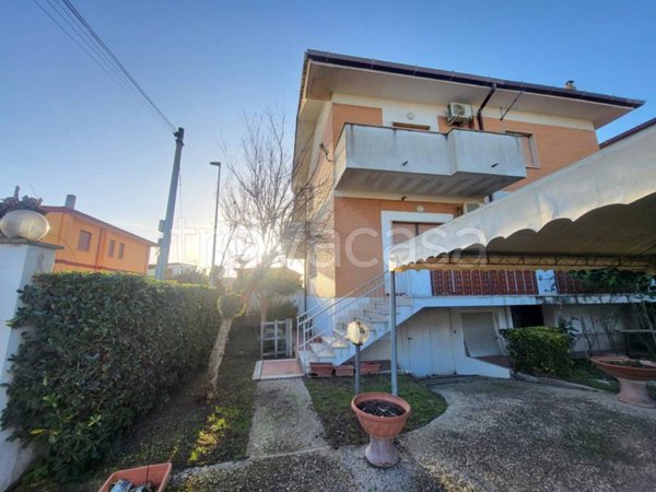 casa indipendente in vendita a Fiumicino in zona Focene