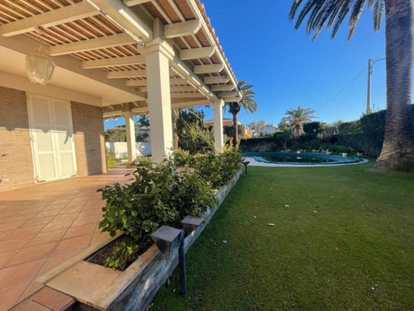 casa indipendente in vendita a Fiumicino in zona Fregene