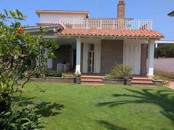 casa indipendente in vendita a Fiumicino in zona Fregene
