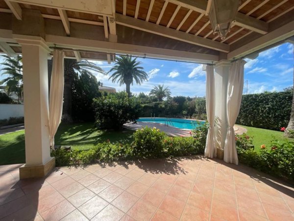 casa indipendente in vendita a Fiumicino in zona Fregene