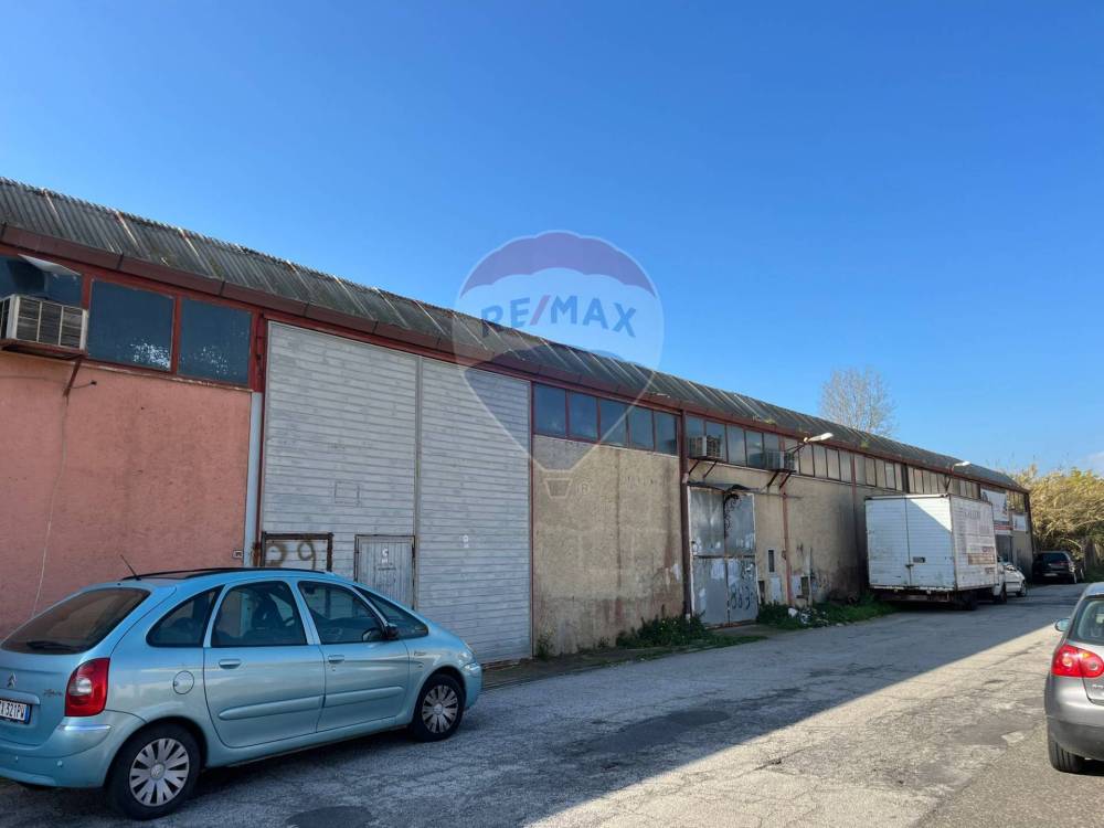 locale di sgombero in vendita a Fiumicino in zona Isola Sacra